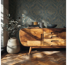 Woonkamer met houten dressoir, plant in pot en behang met motief