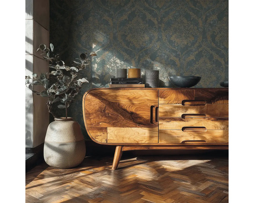 Woonkamer met houten dressoir, plant in pot en behang met motief