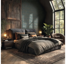 Slaapkamer met bed, nachtkastjes, vloerkleed en kamerplant in een donkere kamer