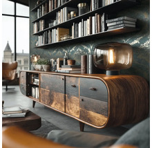 Woonkamer met houten dressoir, lamp en boekenkast