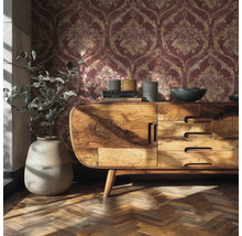 Behang met barok damastpatroon in een lichte kamer achter een dressoir van massief hout en een grote vloervaas.