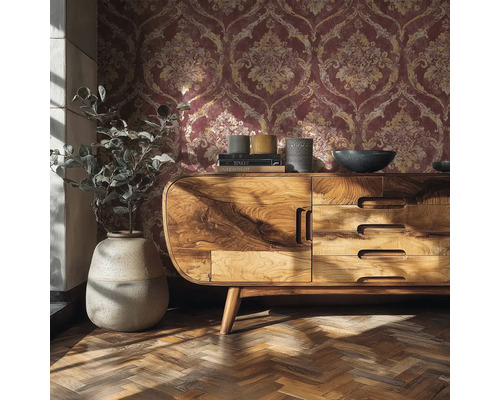 Behang met barok damastpatroon in een lichte kamer achter een dressoir van massief hout en een grote vloervaas.