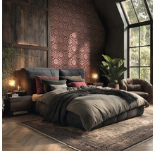 Moderne slaapkamer met barok behang in rood en goud, houten wandpanelen, gestoffeerd bed, vintage tapijt, kamerplant en groot raam.