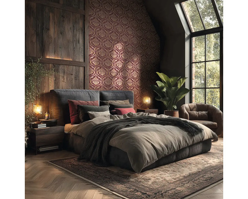 Moderne slaapkamer met barok behang in rood en goud, houten wandpanelen, gestoffeerd bed, vintage tapijt, kamerplant en groot raam.