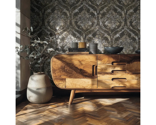 Woonkamerscène met vliesbehang met ornamentpatroon, een houten dressoir en visgraat parketvloer.