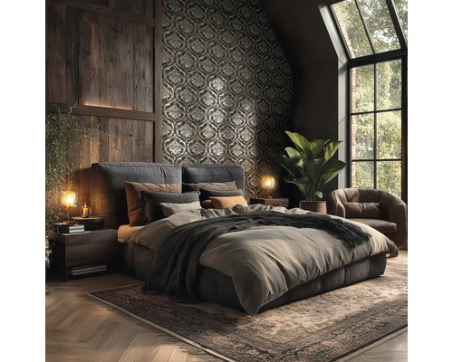 Donkere slaapkamer met behang met ornamenten, houten wandpanelen, gestoffeerd bed, leren fauteuil en vloerkleed in rustieke stijl.