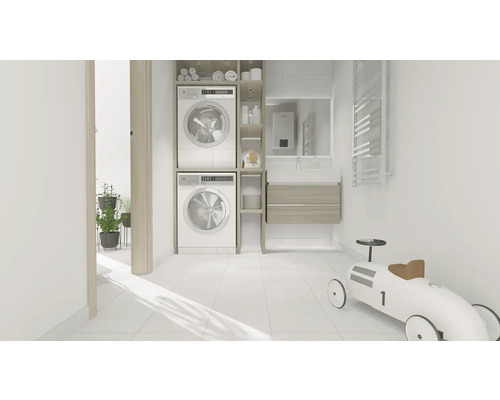 Lichte wasruimte met wasmachine, droger en badkamermeubels.