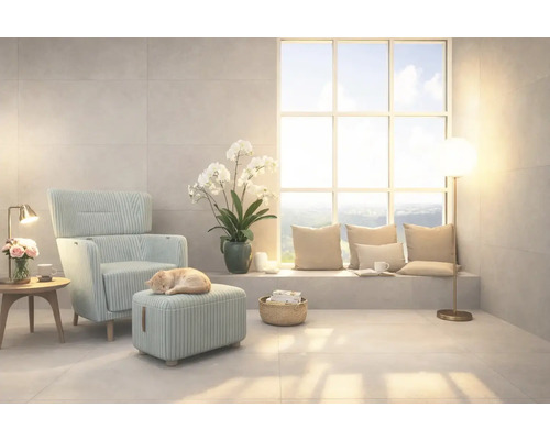 Lichte woonkamer met fauteuil, voetenbank en groot raam