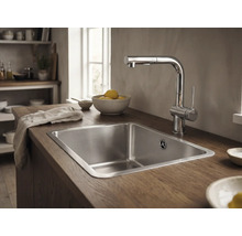 Spoelbak met kraan in een lichte keuken