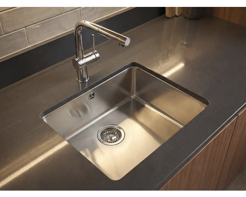 Roestvrijstalen spoelbak met kraan in een keukenblad