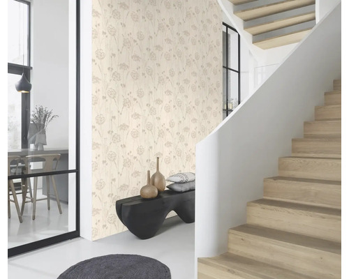 Hal met bloemenbehang, zitbank en houten trap