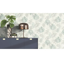 Scene met dressoir, lamp en bloemenbehang met bladeren