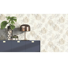Decoratief behang met plantmotieven achter dressoir met decoratie