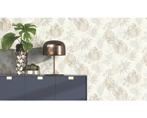 Decoratief behang met plantmotieven achter dressoir met decoratie