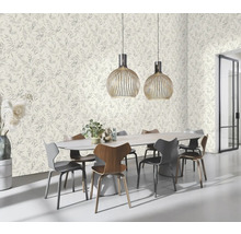 Eetkamer met eettafel, stoelen en behang met bladerpatroon