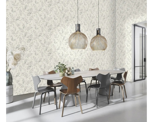 Eetkamer met eettafel, stoelen en behang met bladerpatroon