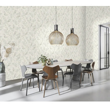 Eetkamer met ovale tafel, stoelen en behang met bladmotief