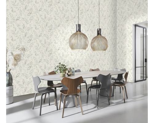 Eetkamer met ovale tafel, stoelen en behang met bladmotief