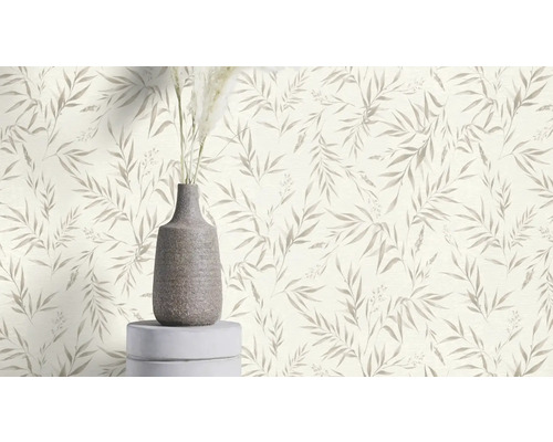 Vliesbehang met bladerpatroon en een vaas