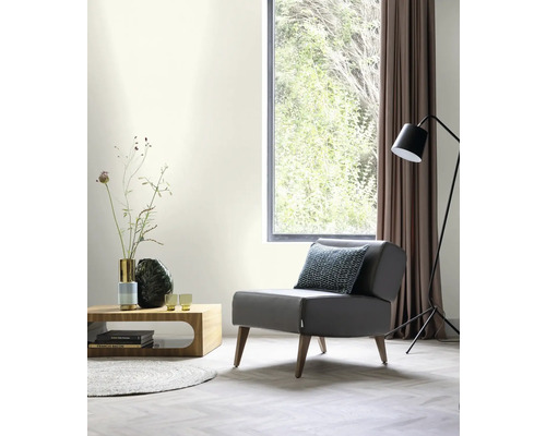 Moderne woonkamer met fauteuil, bijzettafel en raam.