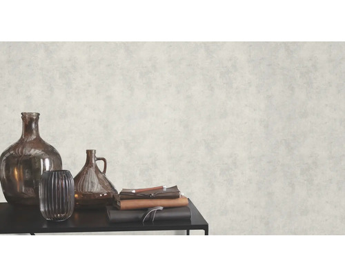 Decoratief behang met pleisterstructuur en vazen op een tafel