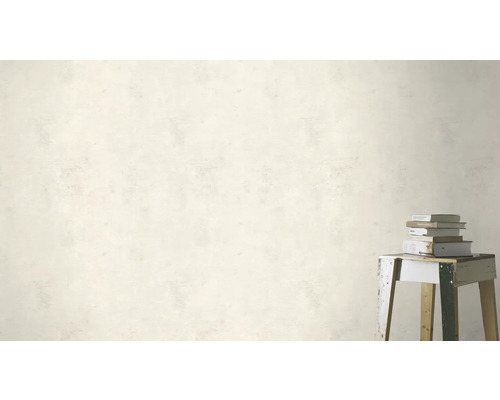 Wanddecoratie met pleisterstructuur en stapel boeken op kruk