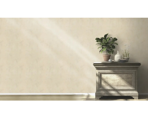 Decoratieve opstelling met commode, kamerplanten en servies tegen de muur