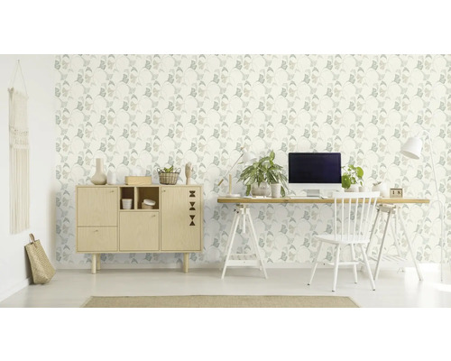 Lichte studeerkamer met dressoir en bureau voor een behang met ginkgopatroon