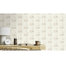 Scene met tafel, lamp, klok, pennenhouder en behang met bladerpatroon