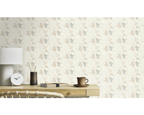 Scene met tafel, lamp, klok, pennenhouder en behang met bladerpatroon