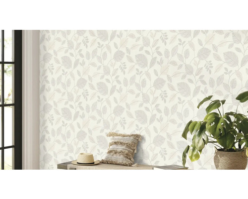 Woonkamer met behang met bladerpatroon, hoed, kussen en kamerplant