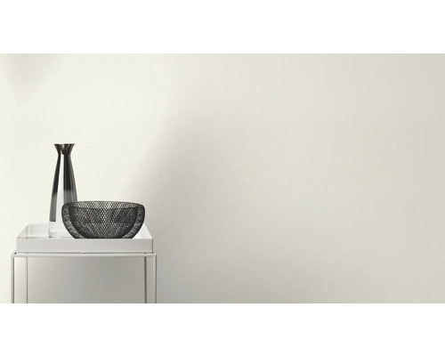 Decoratieve schaal en vaas op een bijzettafel