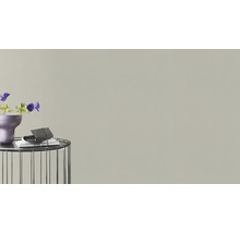 Muurontwerp met verf, bijzettafel met decoratie