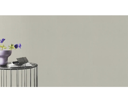 Muurontwerp met verf, bijzettafel met decoratie