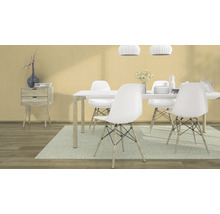 Lichte eetkamer met eettafel, stoelen, vloerkleed, lamp en dressoir