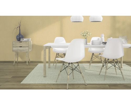 Lichte eetkamer met eettafel, stoelen, vloerkleed, lamp en dressoir