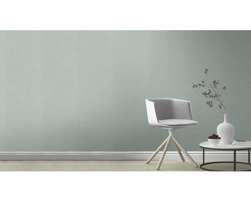 Lichte kamer met stoel, tafel en decoratie