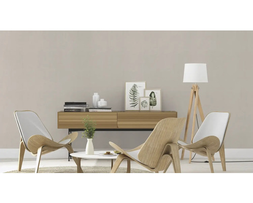 Woonkamer met twee houten stoelen, dressoir, tafel en vloerlamp.