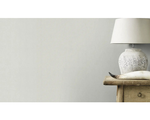 Muur met lamp en decoratie op nachtkastje