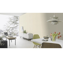 Lichte woonkamer met moderne inrichting en groot raam