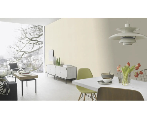 Lichte woonkamer met moderne inrichting en groot raam