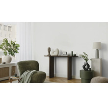 Licht interieur met fauteuil, console, bijzettafel en decoratie