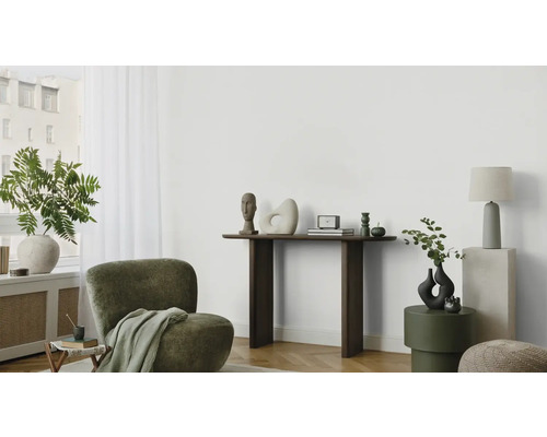 Licht interieur met fauteuil, console, bijzettafel en decoratie