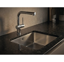 Keukenkraan met spoelbak in een aanrechtblad