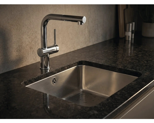 Keukenkraan met spoelbak in een aanrechtblad