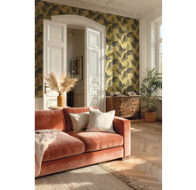 Woonkamer met patroonbehang, bank en houten vloer