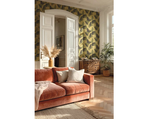 Woonkamer met patroonbehang, bank en houten vloer