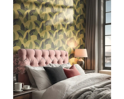 Slaapkamer met bed, nachtlamp en behang met motief