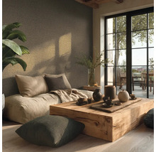 Lichte, minimalistische kamer met vloerbank, rustieke houten tafel en keramiek. Groot venster en kamerplant in een georganiseerde atmosfeer.