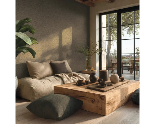 Lichte, minimalistische kamer met vloerbank, rustieke houten tafel en keramiek. Groot venster en kamerplant in een georganiseerde atmosfeer.